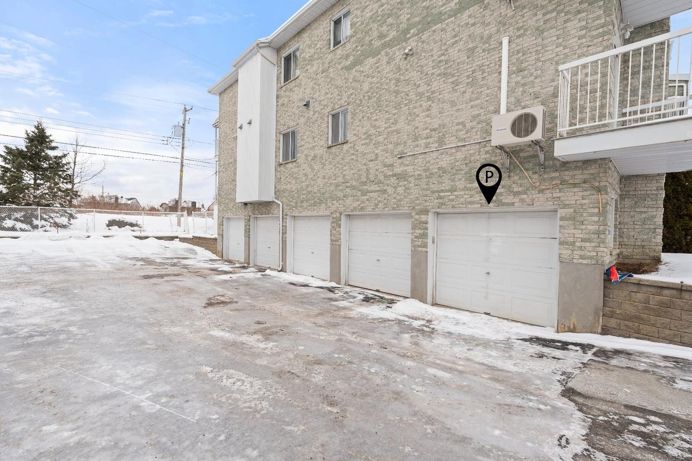 Garage - 1-2408 Rue Des Grisons, Laval (Vimont), QC - Outdoor