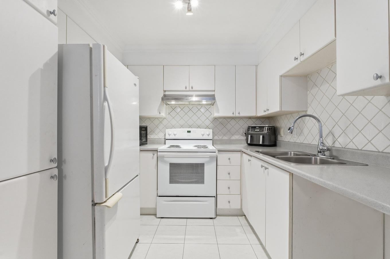 Cuisine - 1-2408 Rue Des Grisons, Laval (Vimont), QC - Indoor Photo Showing Kitchen With Double Sink