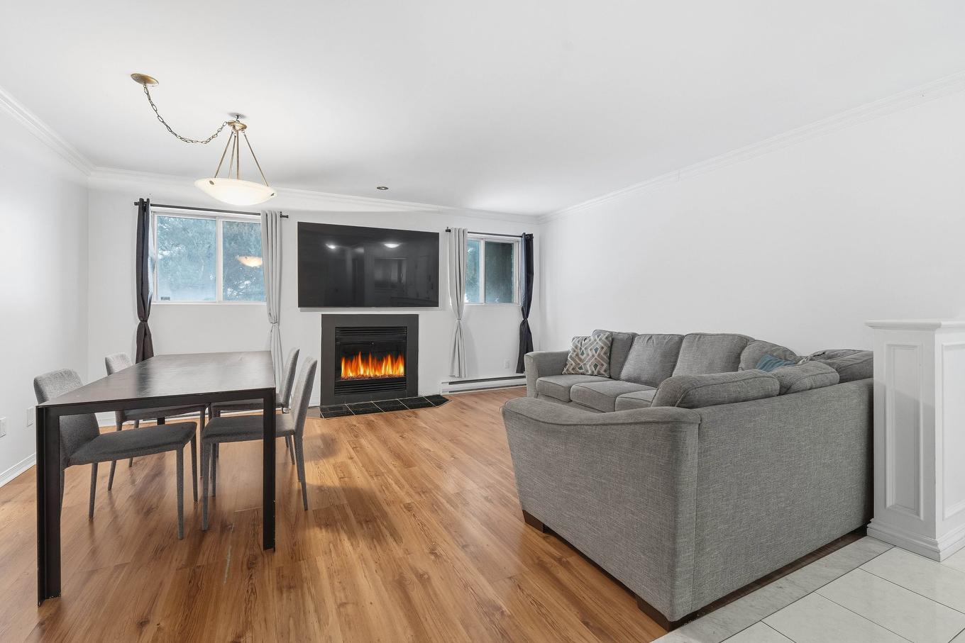 Vue d'ensemble - 1-2408 Rue Des Grisons, Laval (Vimont), QC - Indoor With Fireplace