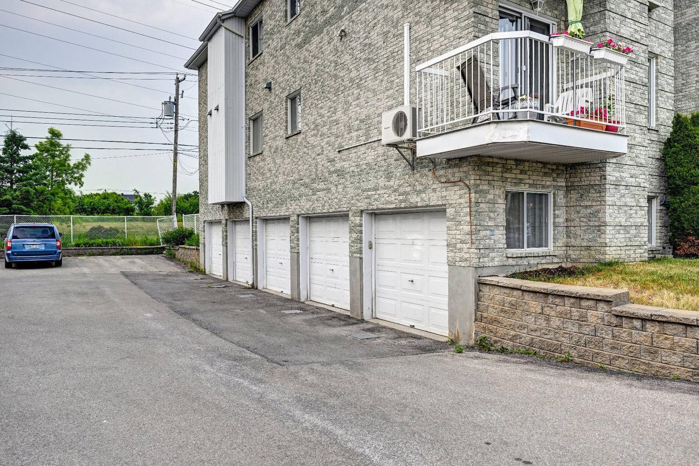 Garage - 1-2408 Rue Des Grisons, Laval (Vimont), QC - Outdoor