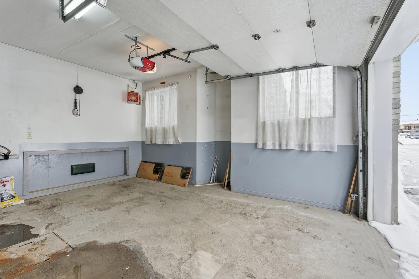 Garage - 1-2408 Rue Des Grisons, Laval (Vimont), QC - Indoor Photo Showing Garage