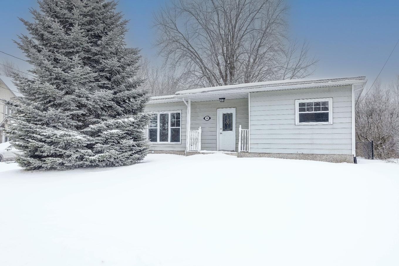 Façade - 590 Rue Racine, Farnham, QC -