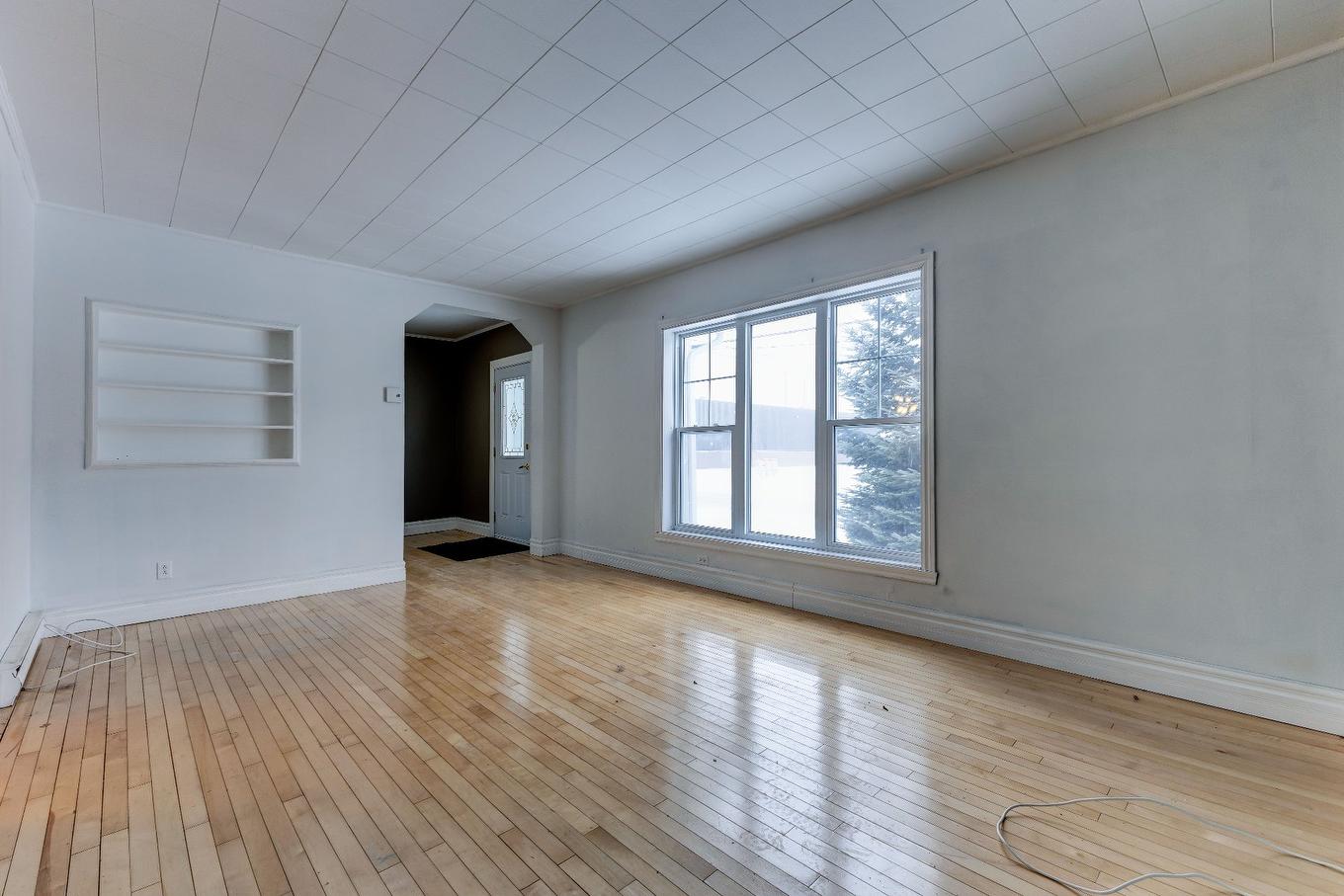 Salon - 590 Rue Racine, Farnham, QC - Indoor Photo Showing Other Room