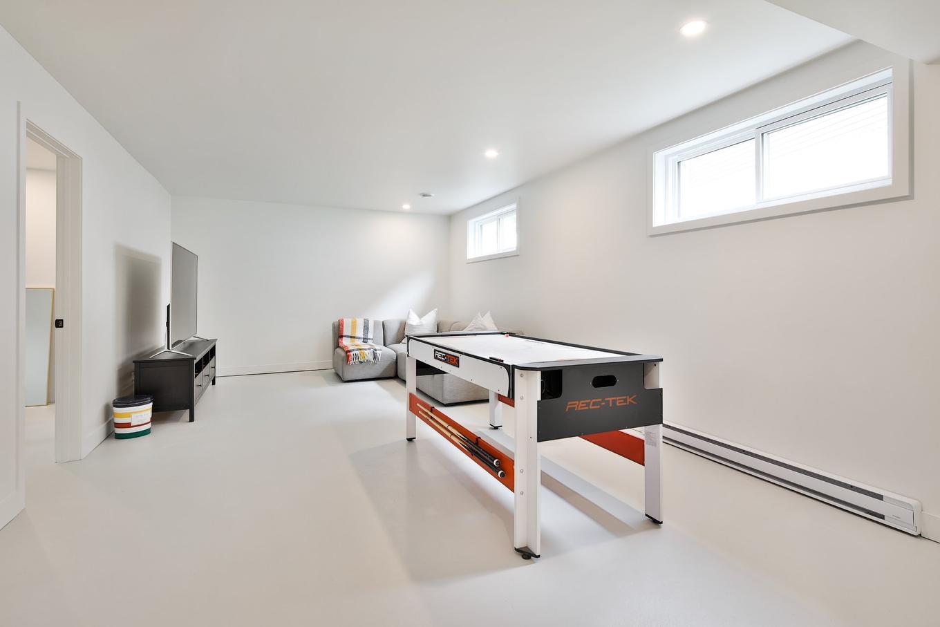 Salle familiale - 244 8E Avenue, Richelieu, QC - Indoor Photo Showing Other Room