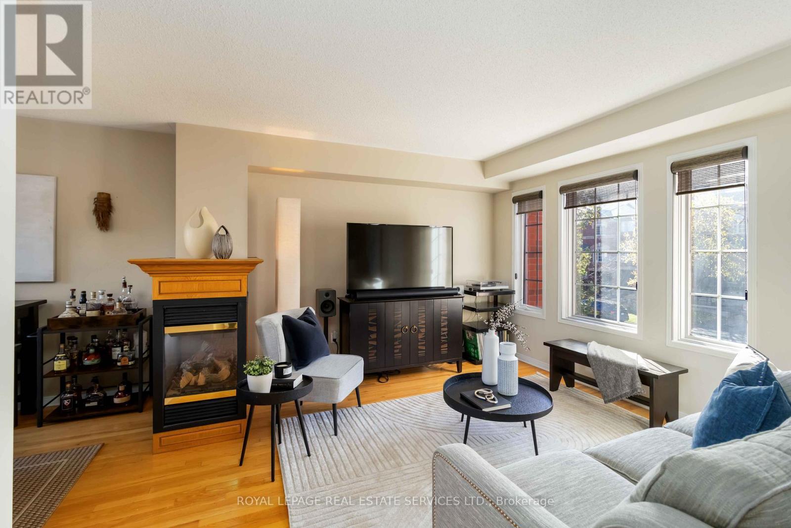 1584 Woodhenge Way, Mississauga, ON - Indoor Photo Showing Living Room With Fireplace