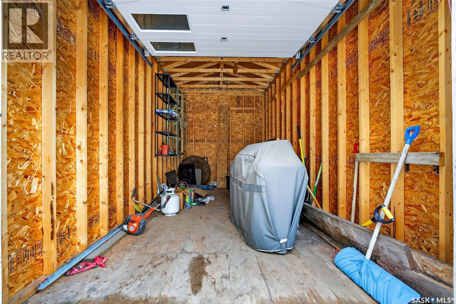 418 Tennant Way, Saskatoon, SK - Indoor Photo Showing Garage