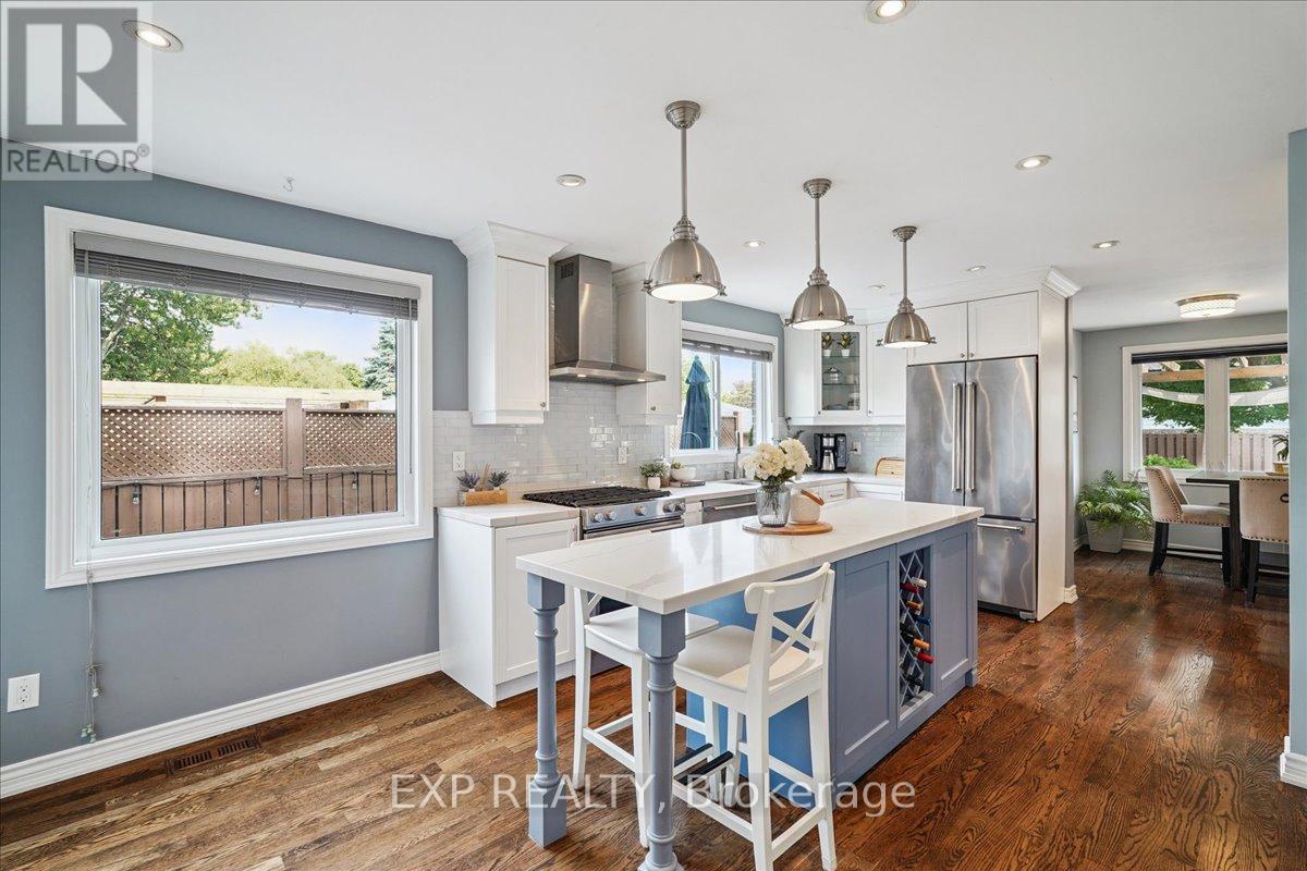 1923 Steepbank Crescent, Mississauga, ON - Indoor Photo Showing Kitchen With Upgraded Kitchen