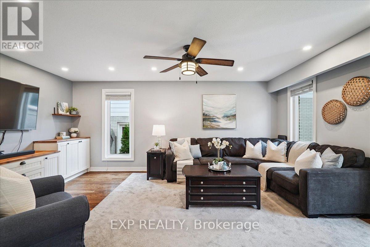 1923 Steepbank Crescent, Mississauga, ON - Indoor Photo Showing Living Room