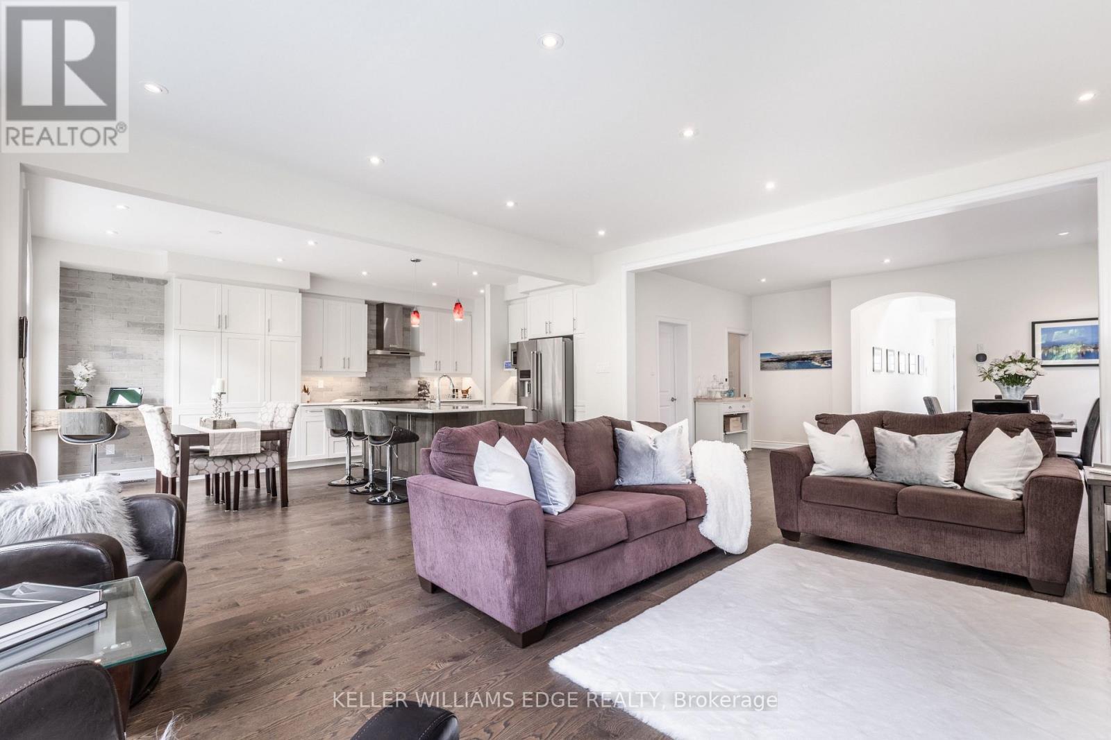 64 Elysian Fields Circle, Brampton, ON - Indoor Photo Showing Living Room