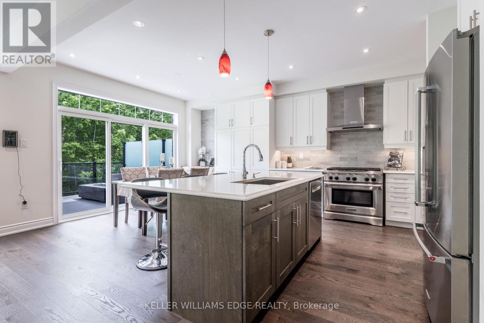 64 Elysian Fields Circle, Brampton, ON - Indoor Photo Showing Kitchen With Upgraded Kitchen
