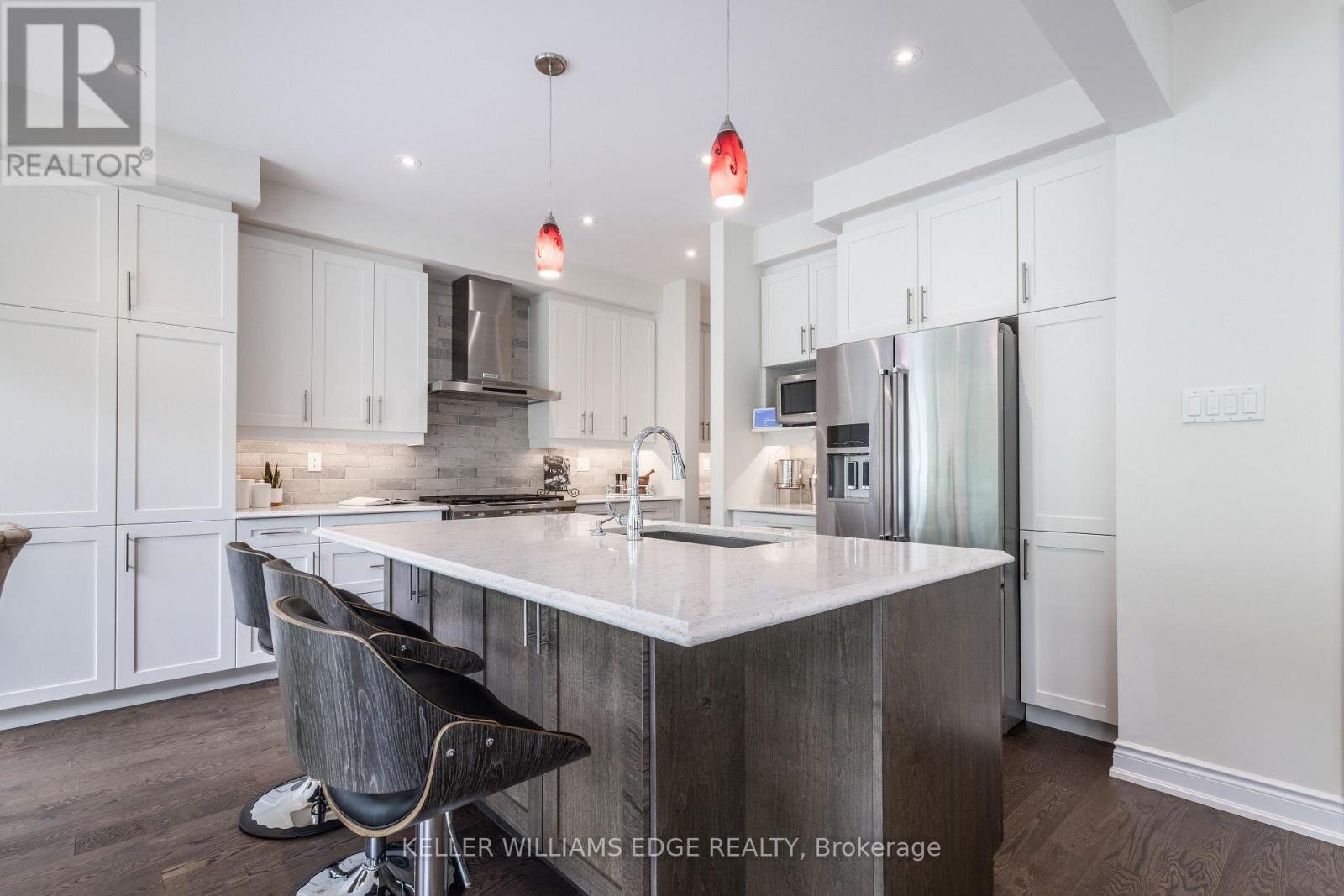 64 Elysian Fields Circle, Brampton, ON - Indoor Photo Showing Kitchen With Upgraded Kitchen
