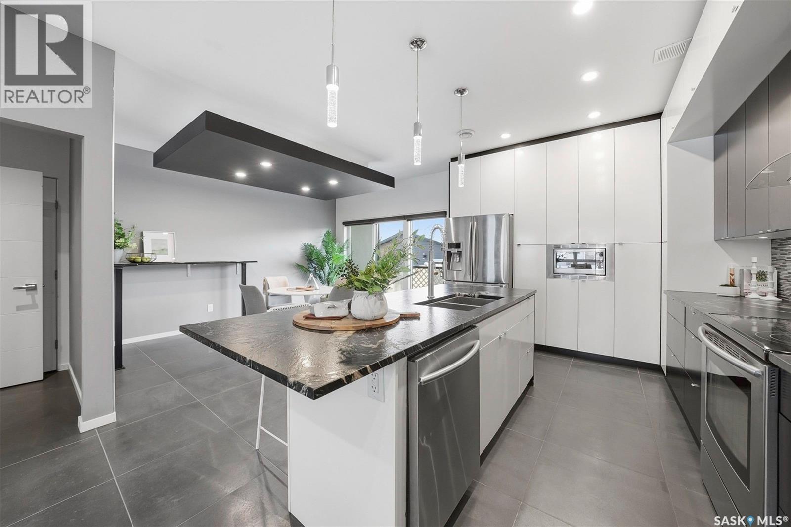 1310 Empress Avenue, Saskatoon, SK - Indoor Photo Showing Kitchen With Double Sink With Upgraded Kitchen
