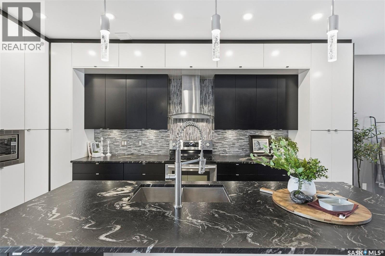 1310 Empress Avenue, Saskatoon, SK - Indoor Photo Showing Kitchen With Double Sink With Upgraded Kitchen