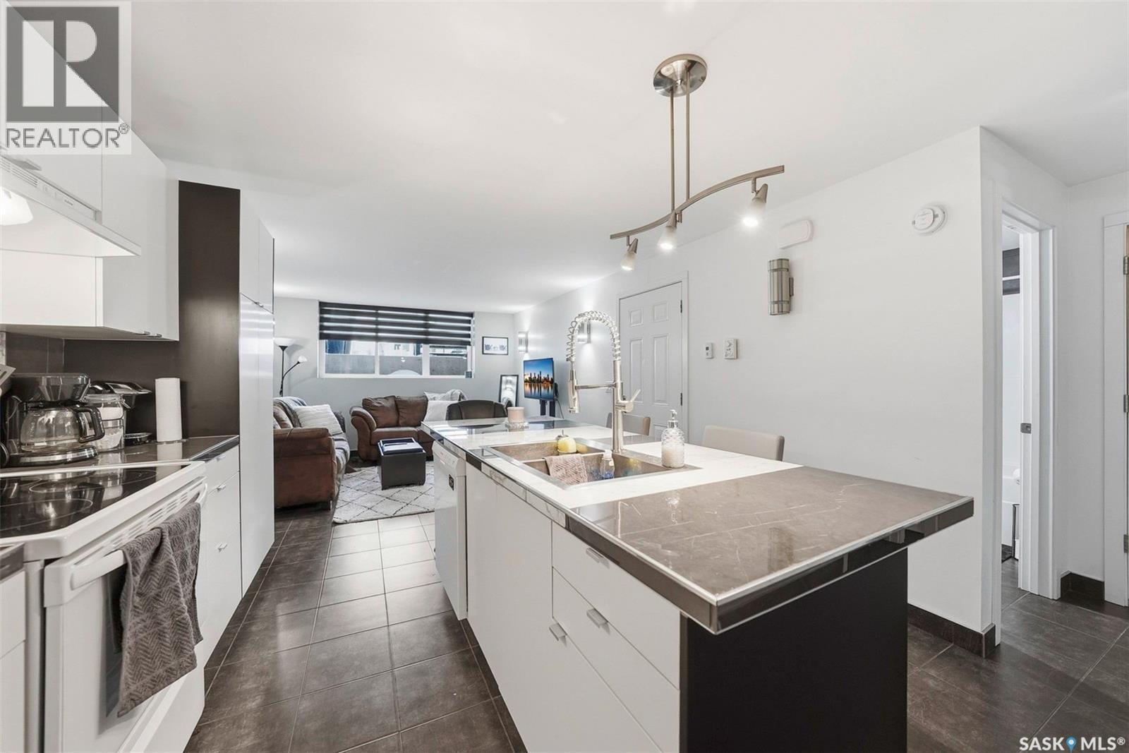 1310 Empress Avenue, Saskatoon, SK - Indoor Photo Showing Kitchen With Upgraded Kitchen