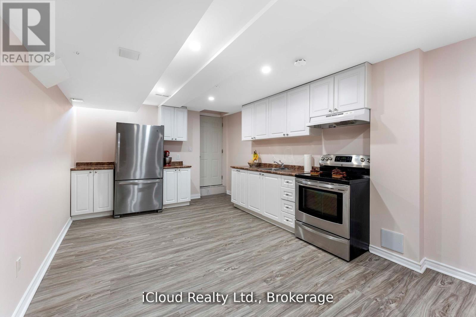 4758 Allegheny Road, Mississauga, ON - Indoor Photo Showing Kitchen With Stainless Steel Kitchen