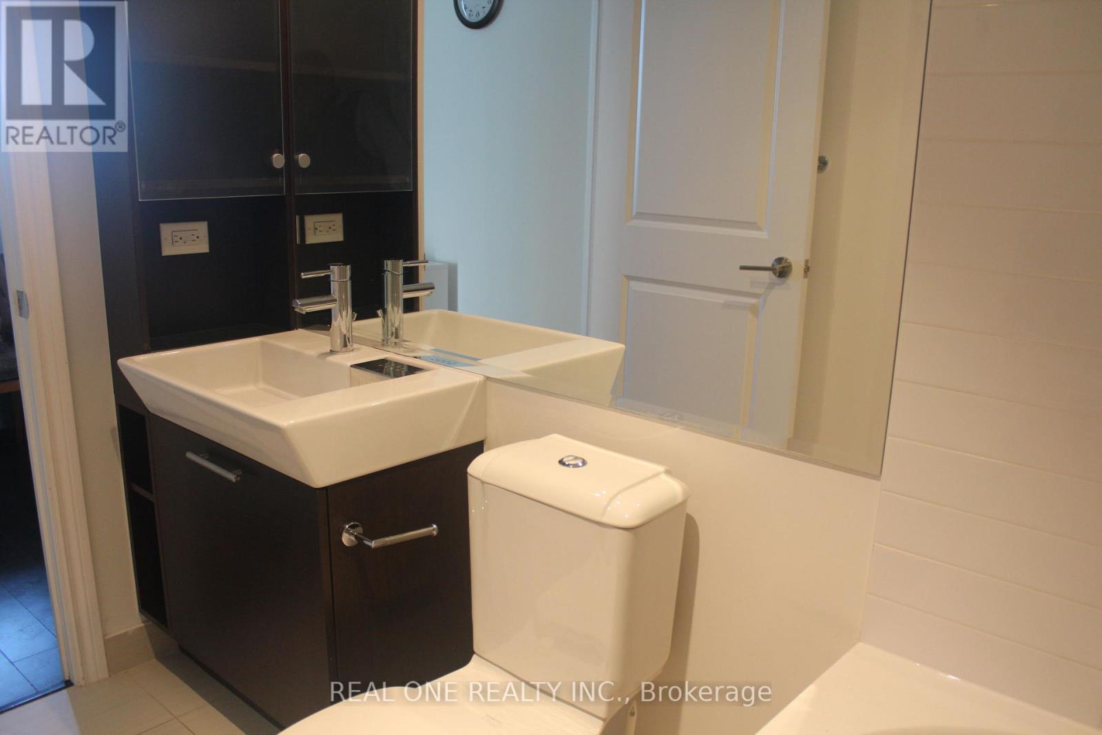 4010 - 386 Yonge Street, Toronto, ON - Indoor