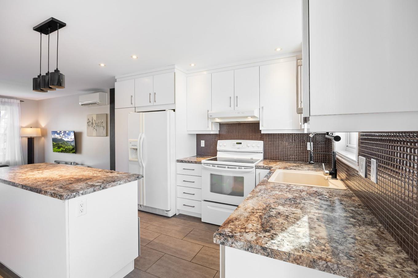 Kitchen - 475 Boul. Des Prés-Verts, La Prairie, QC - Indoor Photo Showing Kitchen