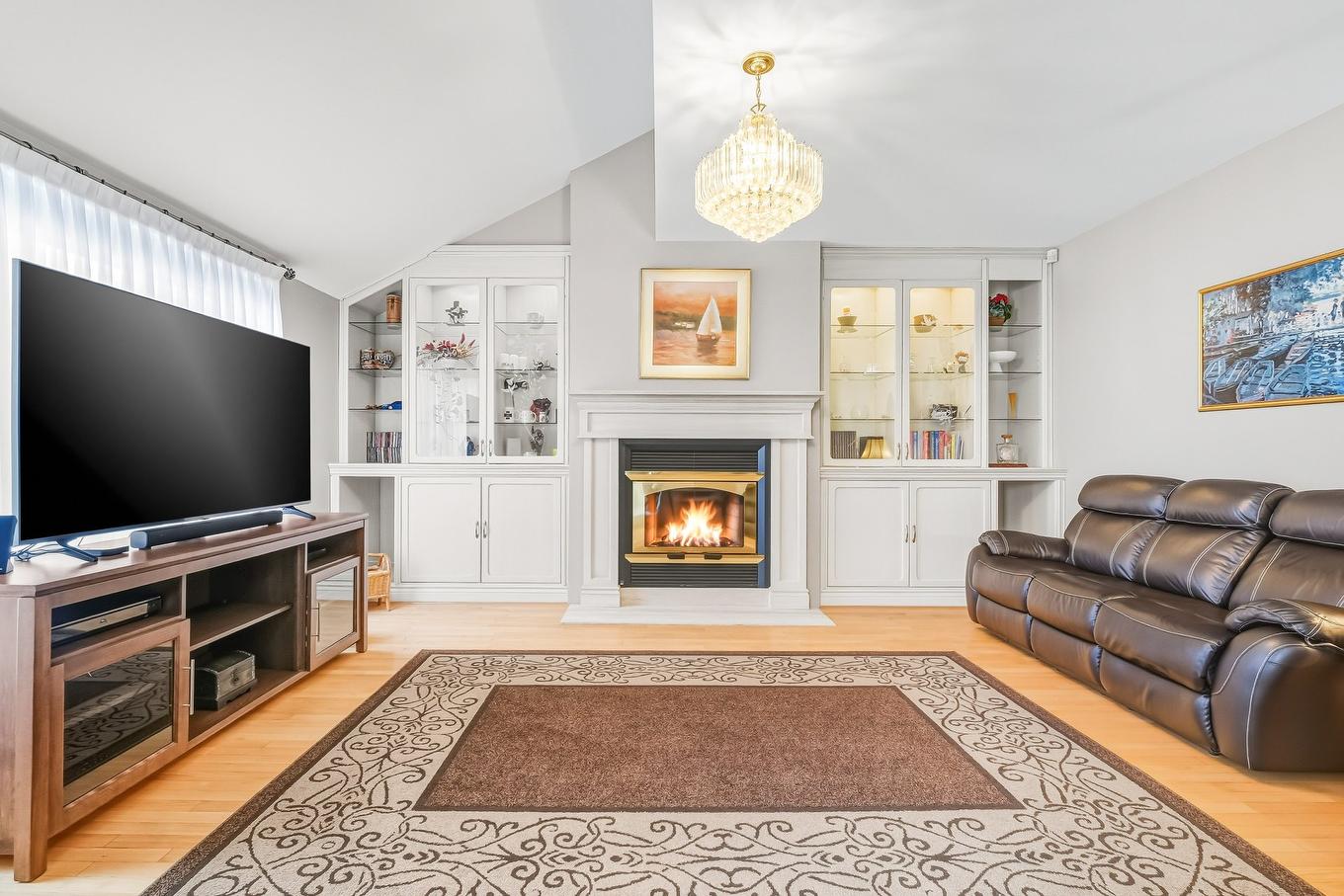 Family room - 565 Rue Des Tulipes, La Prairie, QC - Indoor Photo Showing Living Room With Fireplace