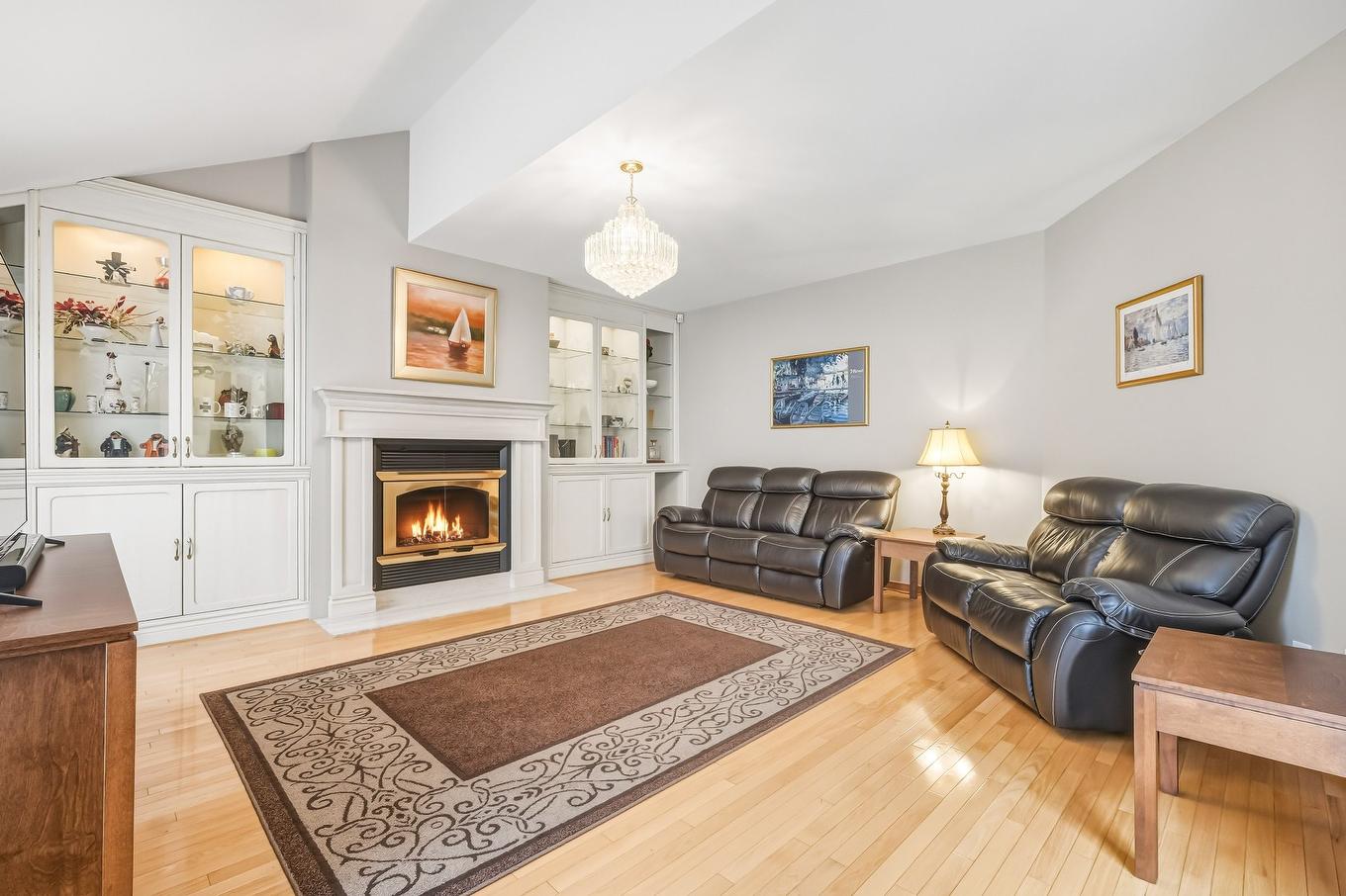 Family room - 565 Rue Des Tulipes, La Prairie, QC - Indoor Photo Showing Living Room With Fireplace