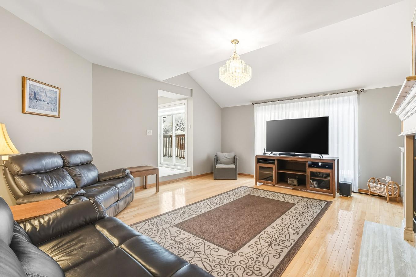 Family room - 565 Rue Des Tulipes, La Prairie, QC - Indoor Photo Showing Living Room With Fireplace