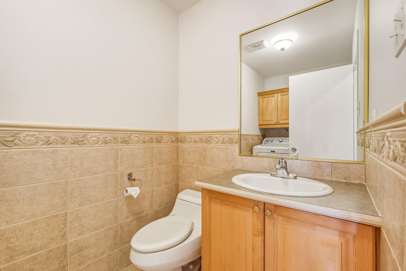 Laundry room - 565 Rue Des Tulipes, La Prairie, QC - Indoor Photo Showing Bathroom