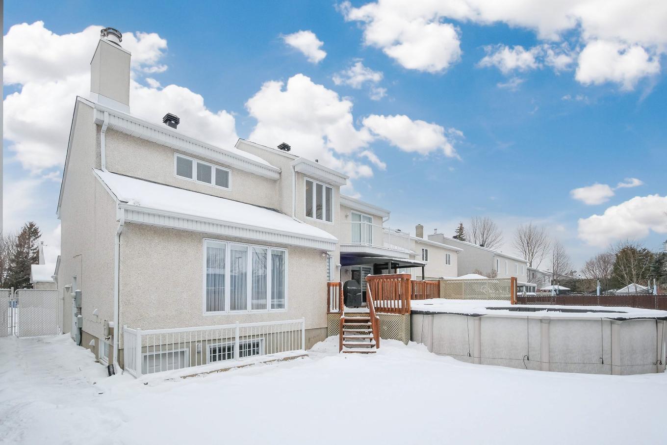 Back facade - 565 Rue Des Tulipes, La Prairie, QC - Outdoor With Above Ground Pool