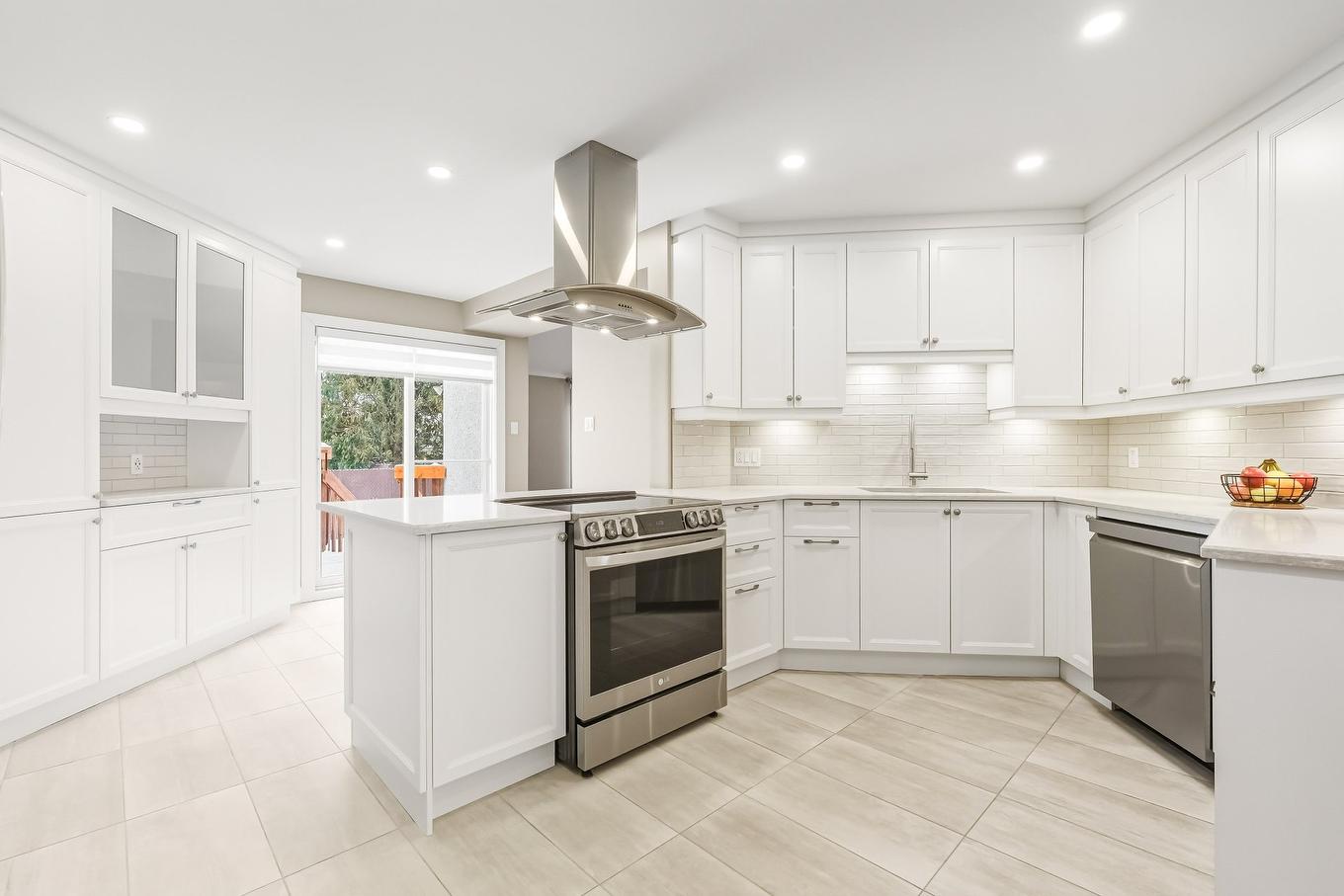 Kitchen - 565 Rue Des Tulipes, La Prairie, QC - Indoor Photo Showing Kitchen With Upgraded Kitchen
