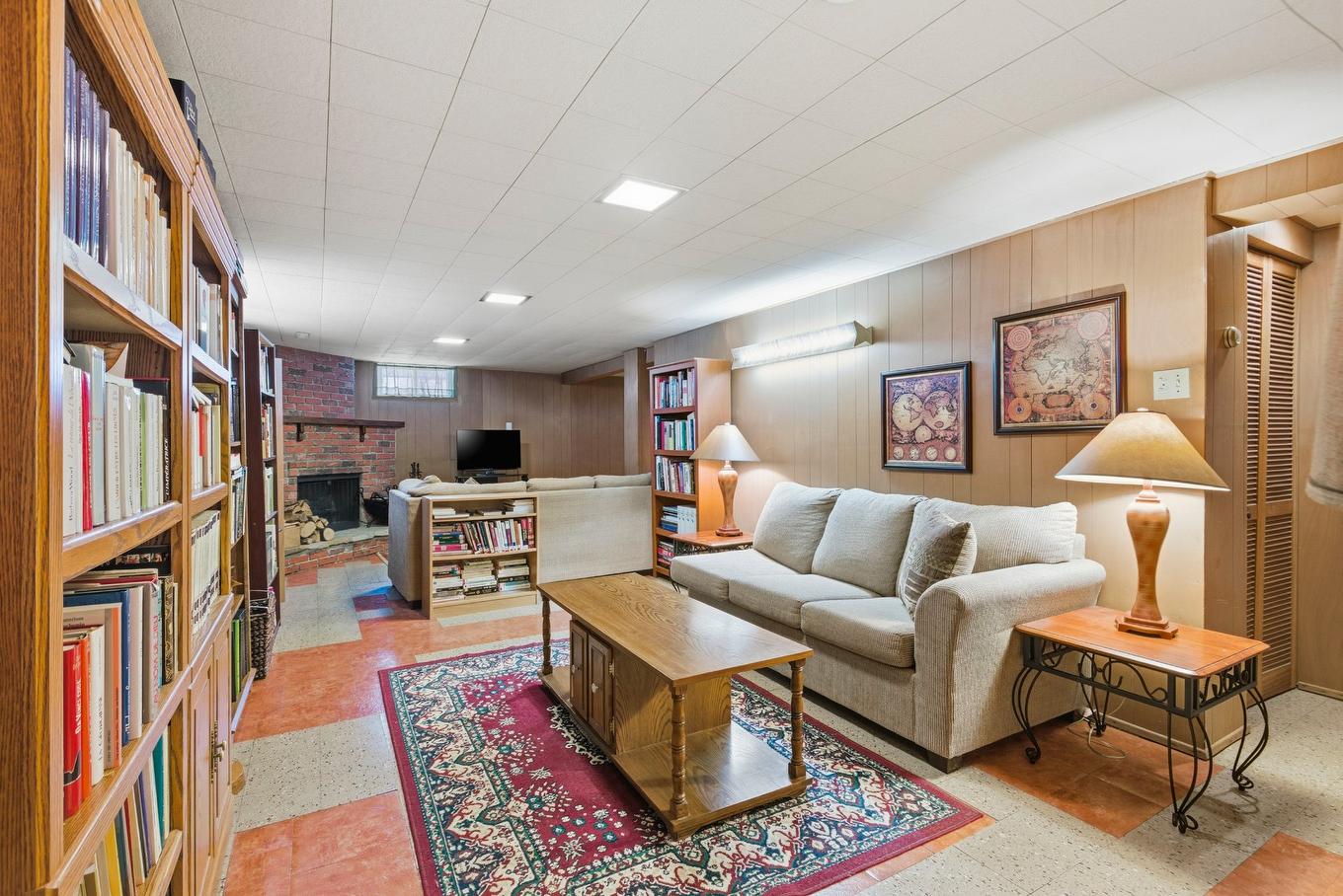 Salle familiale - 5107 Rue Aquila, Montréal (Pierrefonds-Roxboro), QC - Indoor Photo Showing Other Room With Fireplace