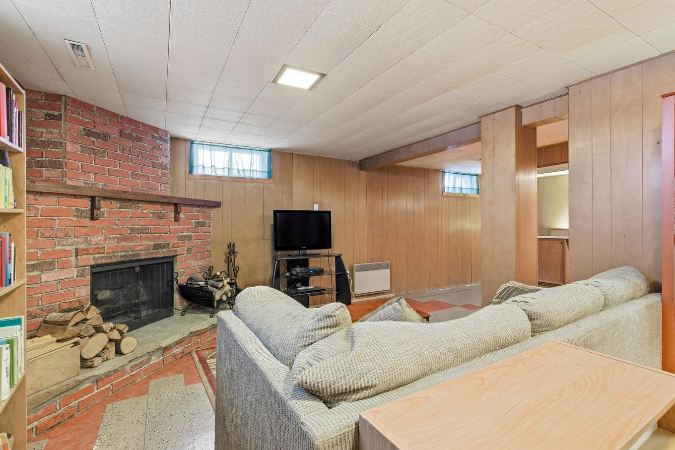 Sous-sol - 5107 Rue Aquila, Montréal (Pierrefonds-Roxboro), QC - Indoor Photo Showing Basement With Fireplace