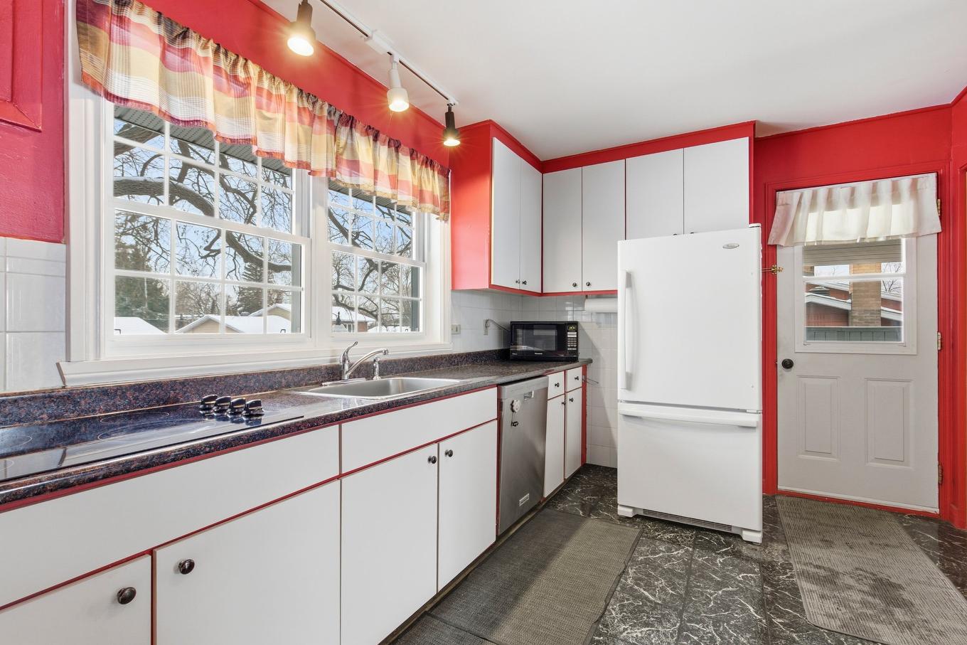 Cuisine - 5107 Rue Aquila, Montréal (Pierrefonds-Roxboro), QC - Indoor Photo Showing Kitchen