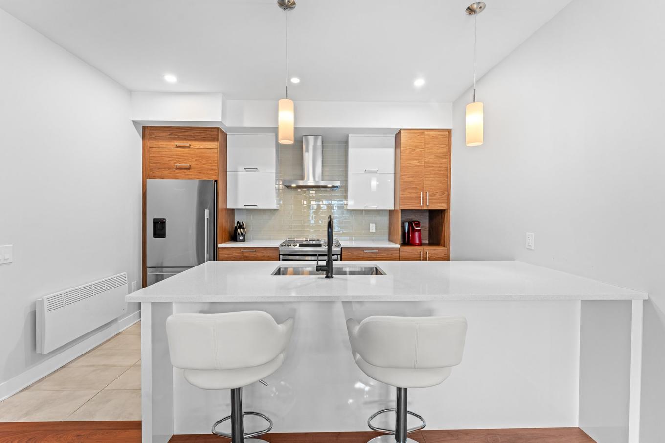 Cuisine - 411-17905 Rue Du Grand-Prix, Mirabel, QC - Indoor Photo Showing Kitchen With Double Sink With Upgraded Kitchen