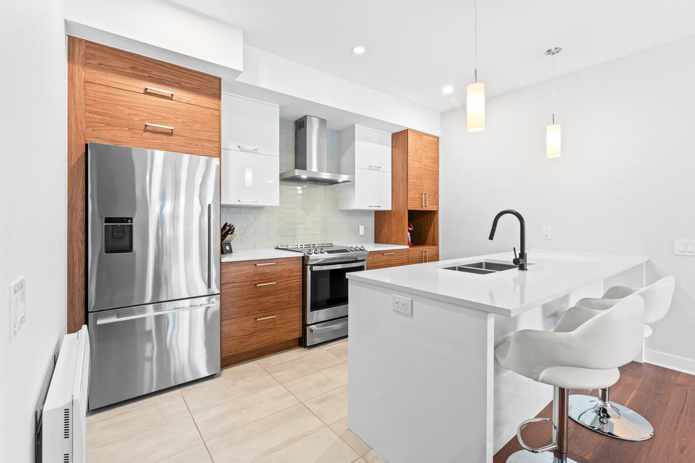 Cuisine - 411-17905 Rue Du Grand-Prix, Mirabel, QC - Indoor Photo Showing Kitchen With Double Sink With Upgraded Kitchen
