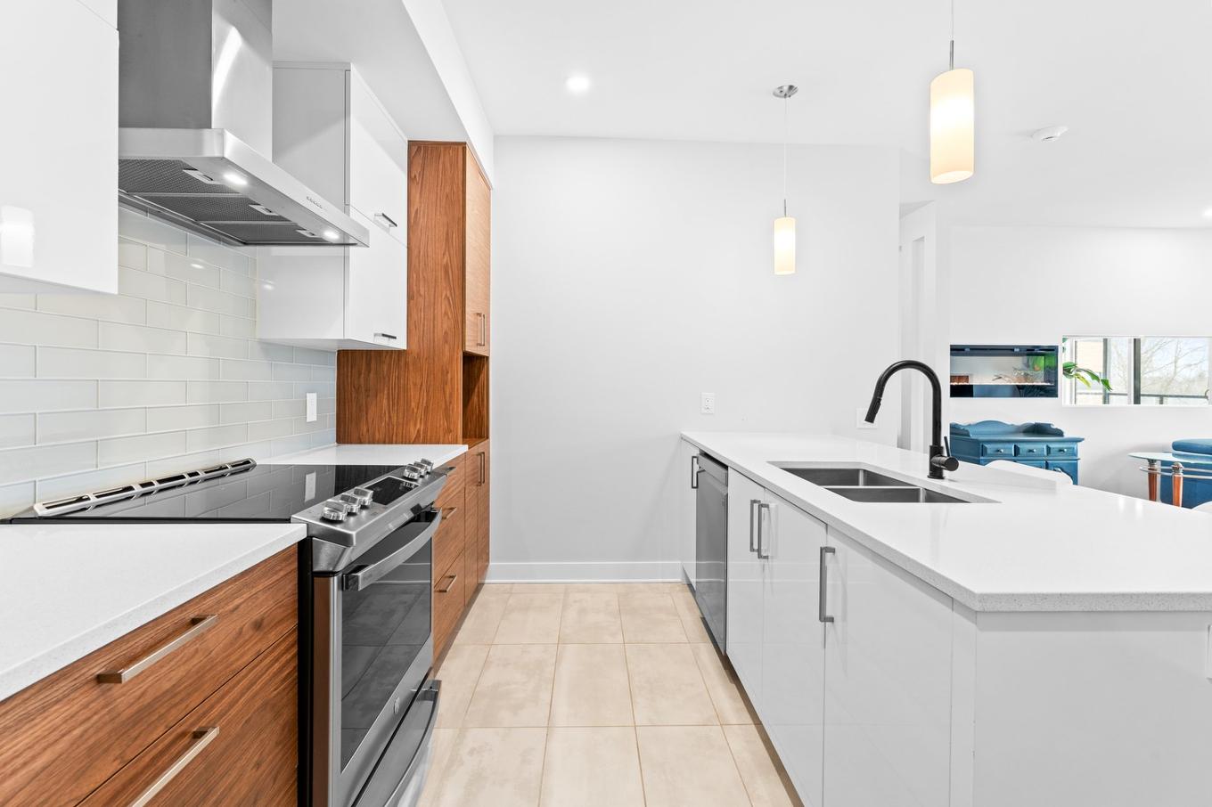 Cuisine - 411-17905 Rue Du Grand-Prix, Mirabel, QC - Indoor Photo Showing Kitchen With Double Sink With Upgraded Kitchen
