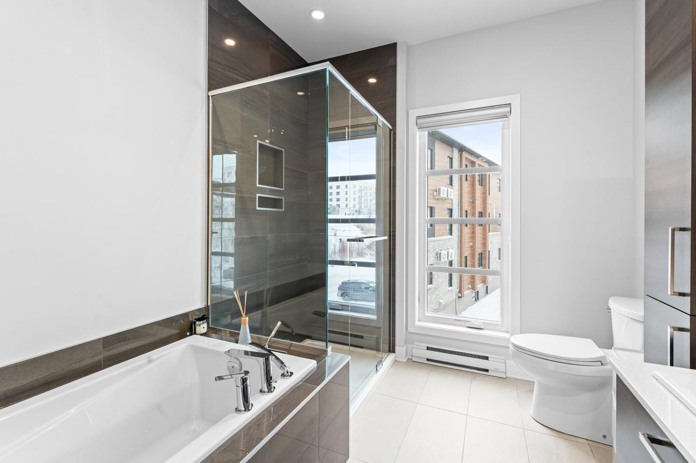 Salle de bains - 411-17905 Rue Du Grand-Prix, Mirabel, QC - Indoor Photo Showing Bathroom