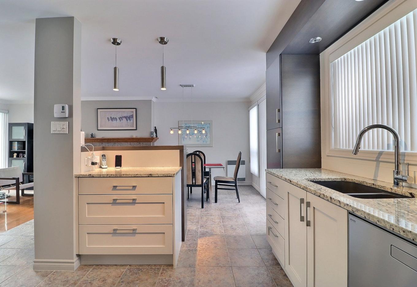 Kitchen - 281 Rue Du Valais, Québec (Charlesbourg), QC - Indoor Photo Showing Kitchen With Double Sink With Upgraded Kitchen