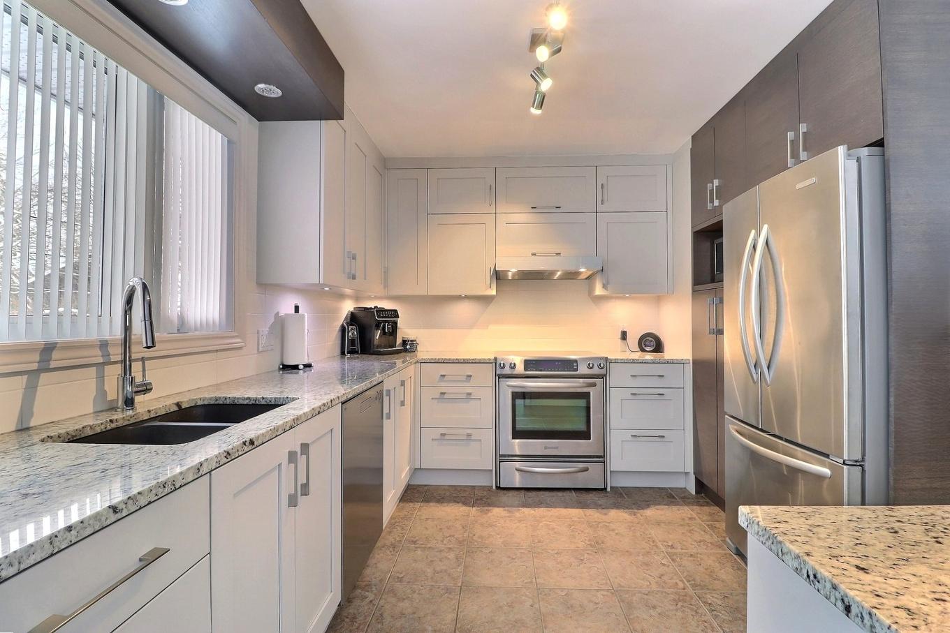 Kitchen - 281 Rue Du Valais, Québec (Charlesbourg), QC - Indoor Photo Showing Kitchen With Double Sink With Upgraded Kitchen