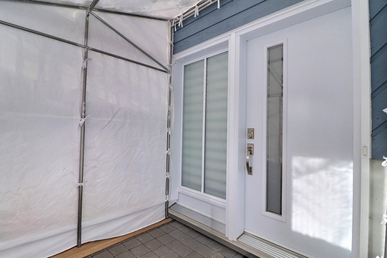 Hall - 281 Rue Du Valais, Québec (Charlesbourg), QC - With Exterior