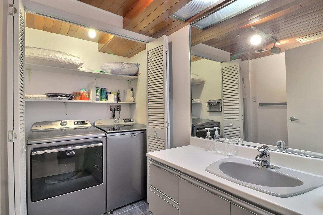 Bathroom - 281 Rue Du Valais, Québec (Charlesbourg), QC - Indoor Photo Showing Laundry Room