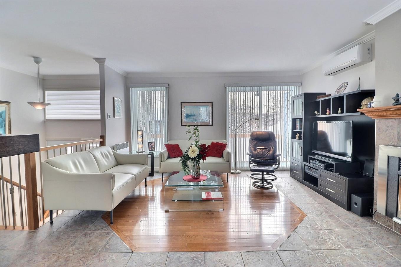Living room - 281 Rue Du Valais, Québec (Charlesbourg), QC - Indoor Photo Showing Living Room With Fireplace