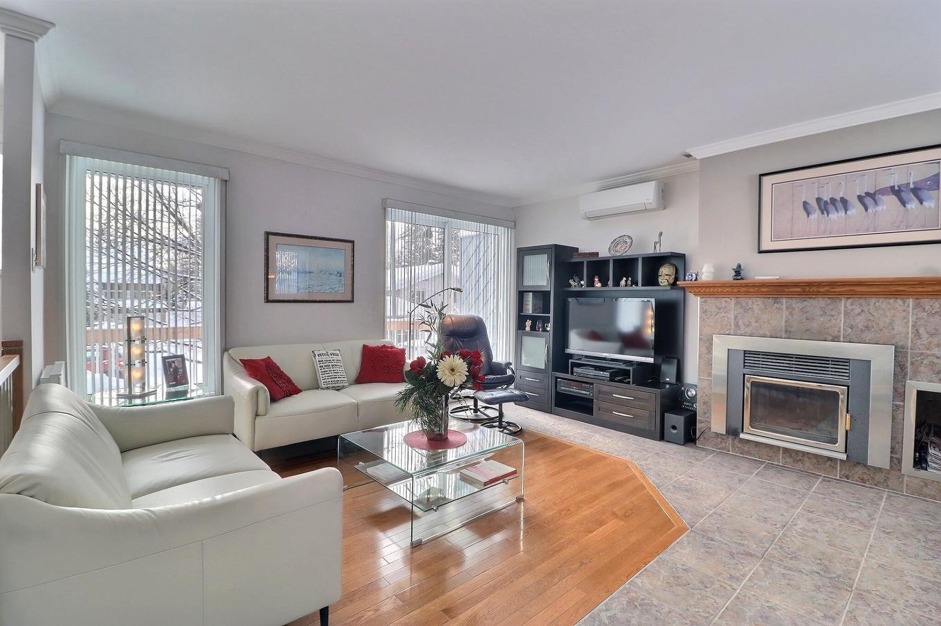Living room - 281 Rue Du Valais, Québec (Charlesbourg), QC - Indoor Photo Showing Living Room With Fireplace