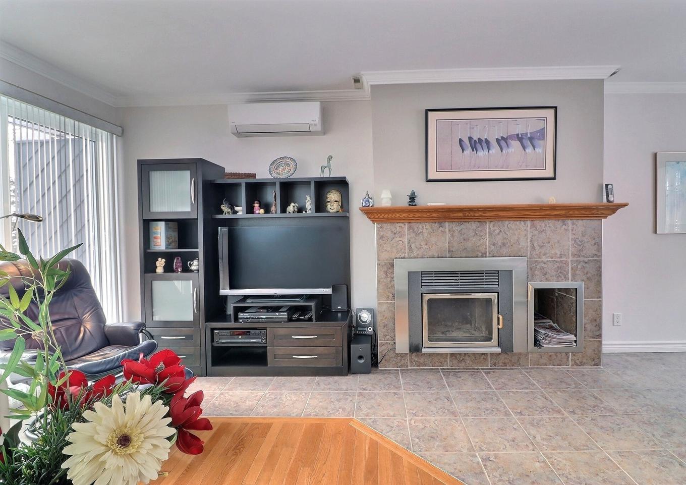Living room - 281 Rue Du Valais, Québec (Charlesbourg), QC - Indoor Photo Showing Living Room With Fireplace