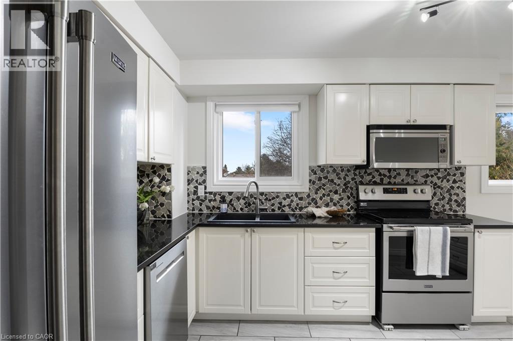 60 Devonglen Drive, Kitchener, ON - Indoor Photo Showing Kitchen With Stainless Steel Kitchen With Upgraded Kitchen