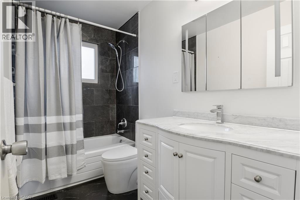 60 Devonglen Drive, Kitchener, ON - Indoor Photo Showing Bathroom