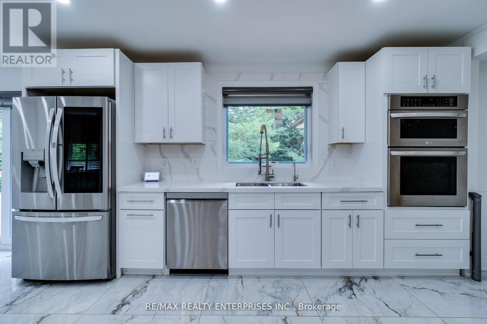 2037 Lynchmere Avenue, Mississauga, ON - Indoor Photo Showing Kitchen With Double Sink