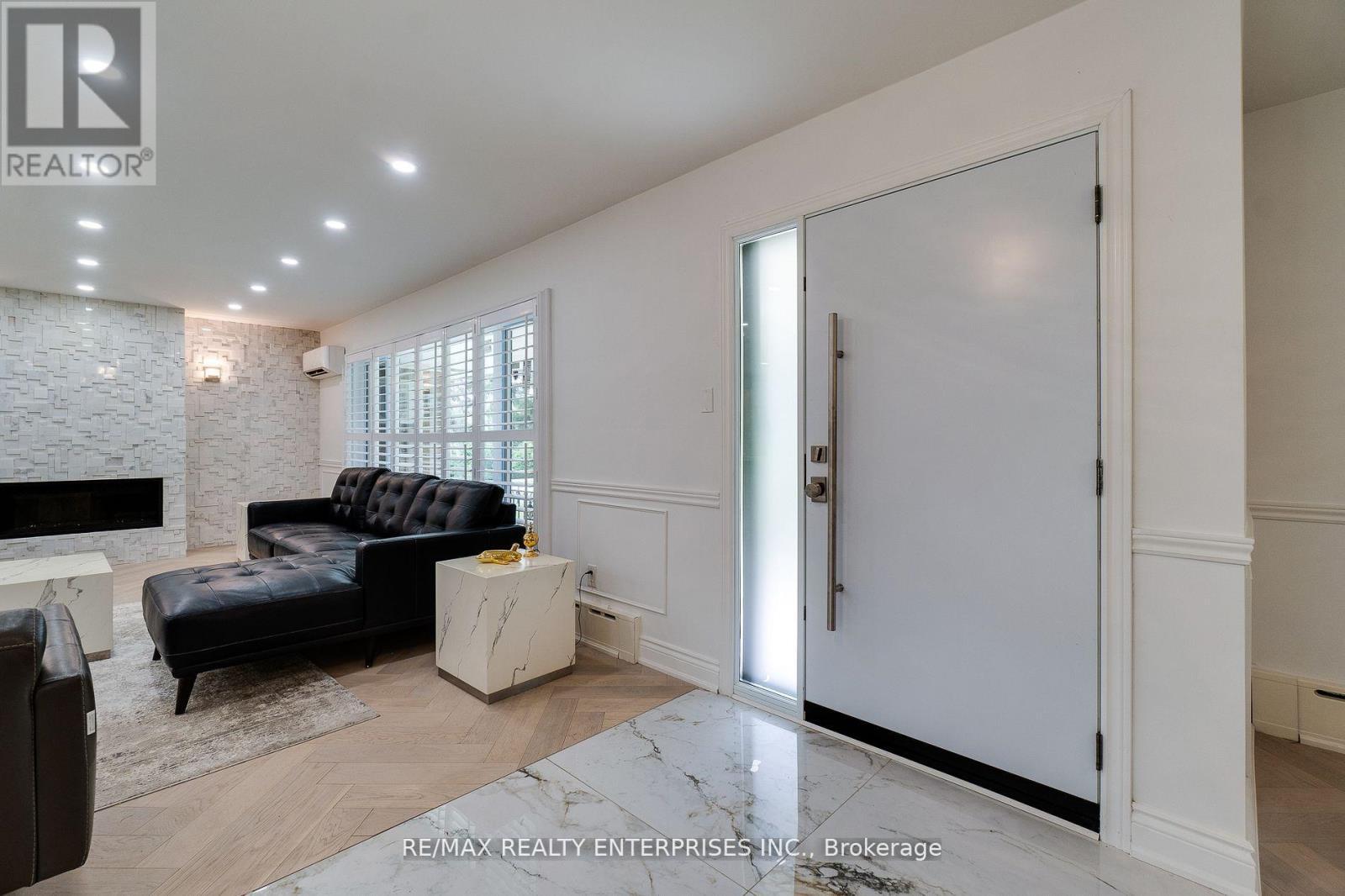 2037 Lynchmere Avenue, Mississauga, ON - Indoor With Fireplace