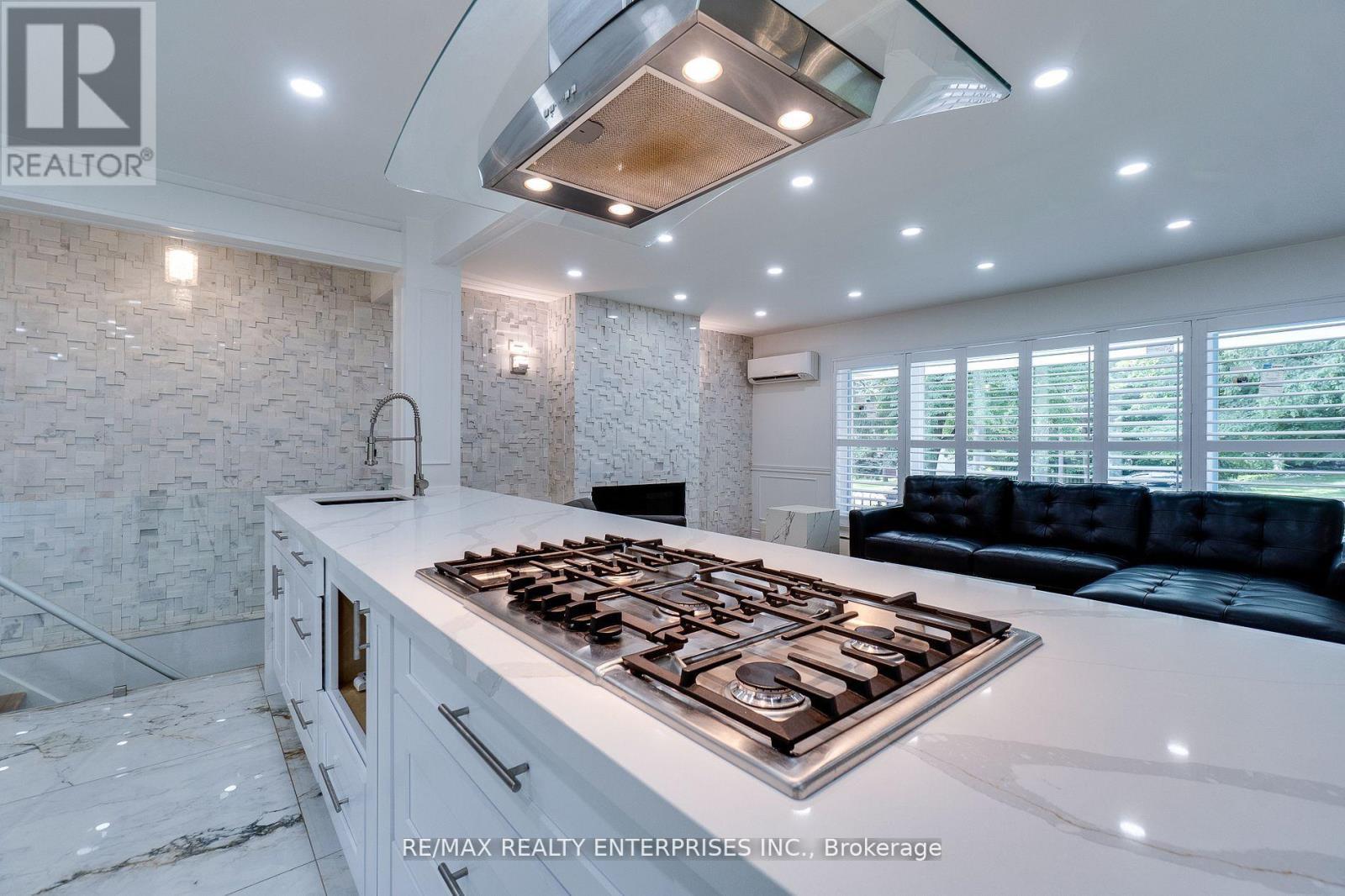 2037 Lynchmere Avenue, Mississauga, ON - Indoor Photo Showing Kitchen