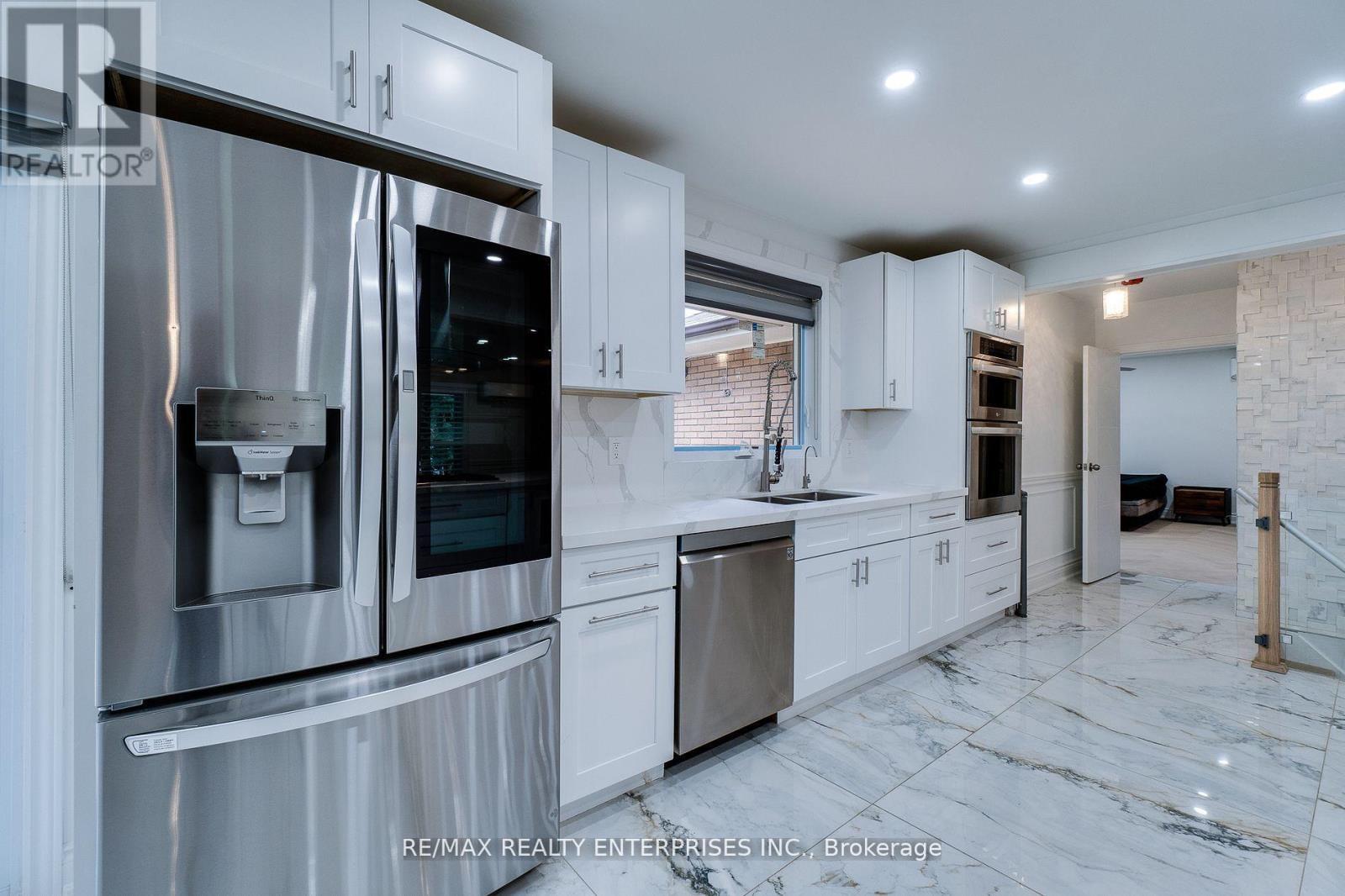 2037 Lynchmere Avenue, Mississauga, ON - Indoor Photo Showing Kitchen