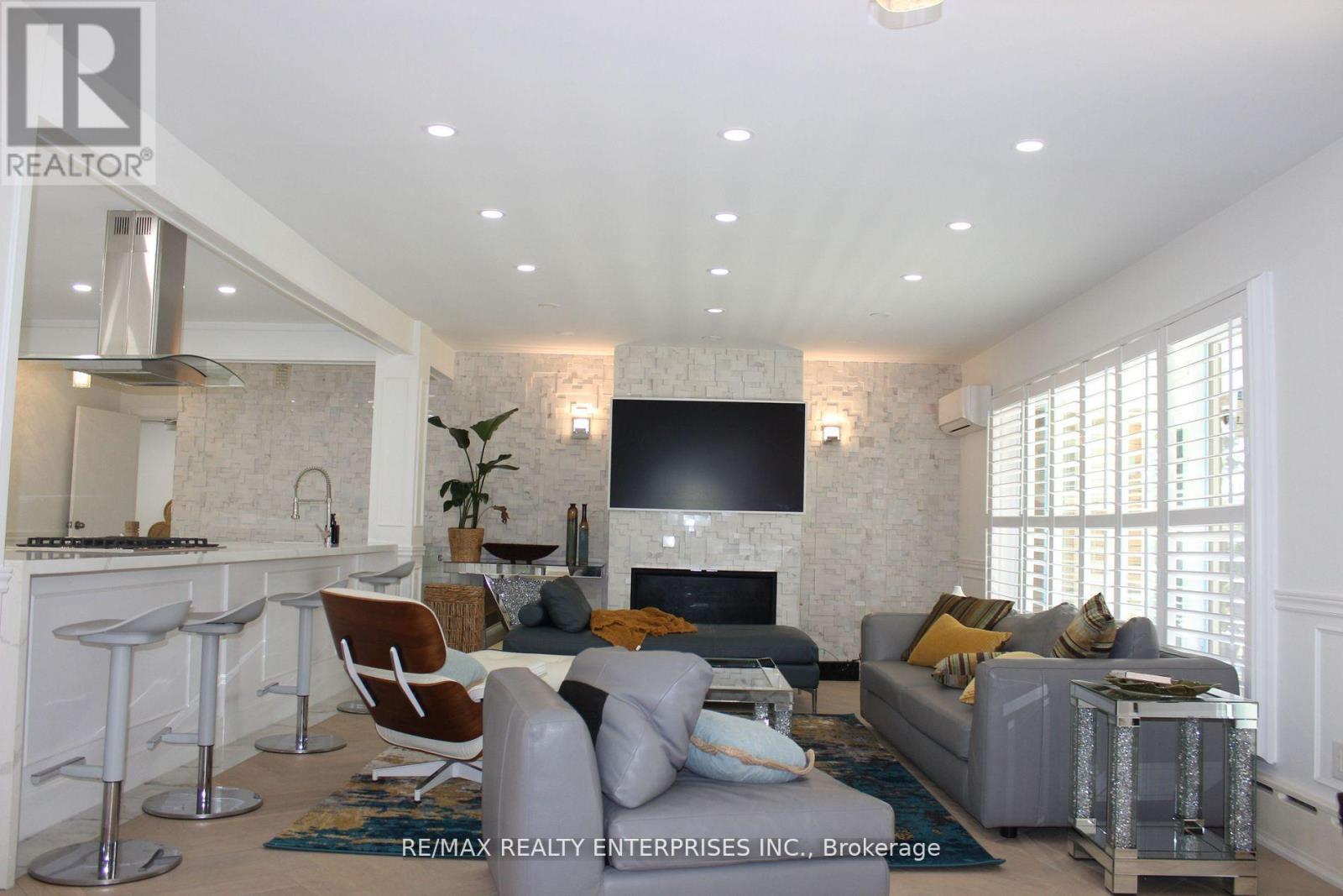 2037 Lynchmere Avenue, Mississauga, ON - Indoor Photo Showing Living Room With Fireplace