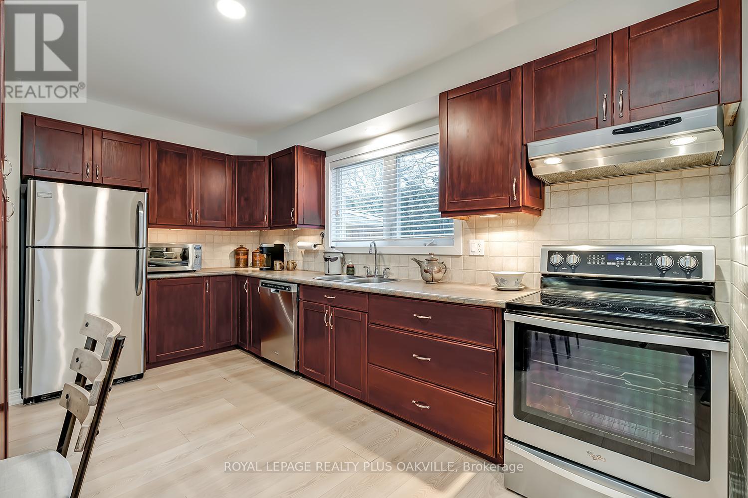 1343 Janina Boulevard, Burlington, ON - Indoor Photo Showing Kitchen With Stainless Steel Kitchen With Double Sink