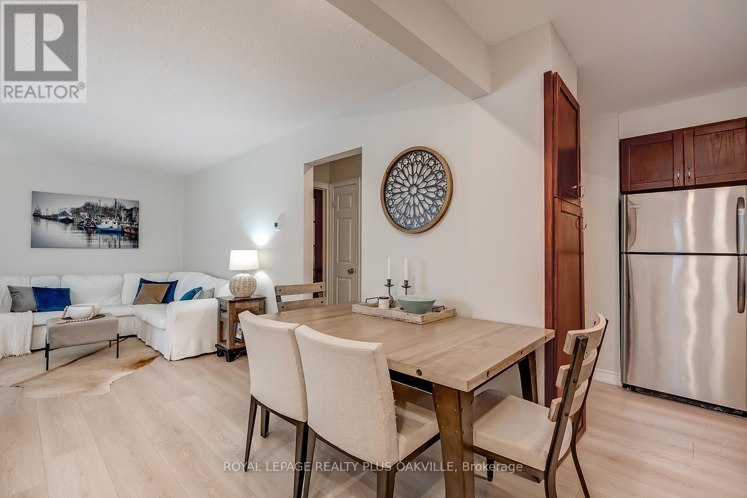 1343 Janina Boulevard, Burlington, ON - Indoor Photo Showing Dining Room
